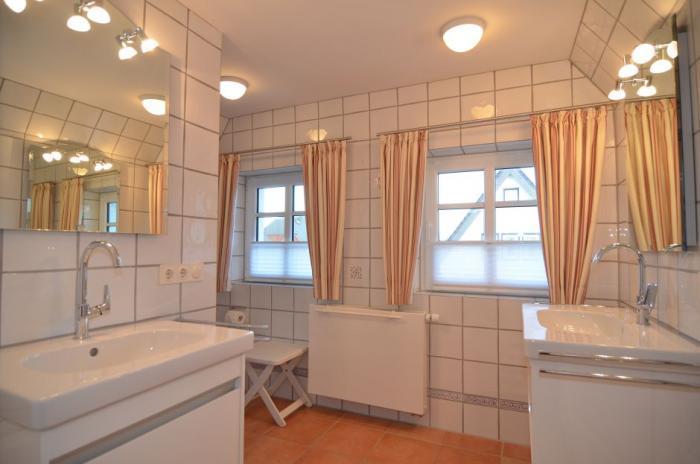 Appartement-Vermietung Bals - Haus Agi - Friesische Straße 48 | Sylt | Westerland, Freistehendes Haus für 4 Personen mit 2 Schlafzimmer, 1 Badezimmer, Gäste WC, ca. 83 m2, Grundstück ca. 400 m2