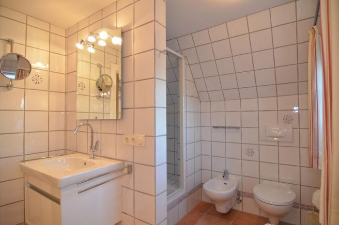 Appartement-Vermietung Bals - Haus Agi - Friesische Straße 48 | Sylt | Westerland, Freistehendes Haus für 4 Personen mit 2 Schlafzimmer, 1 Badezimmer, Gäste WC, ca. 83 m2, Grundstück ca. 400 m2