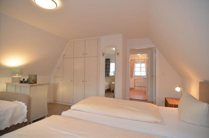 Appartement-Vermietung Bals - Haus Agi - Friesische Straße 48 | Sylt | Westerland, Freistehendes Haus für 4 Personen mit 2 Schlafzimmer, 1 Badezimmer, Gäste WC, ca. 83 m2, Grundstück ca. 400 m2