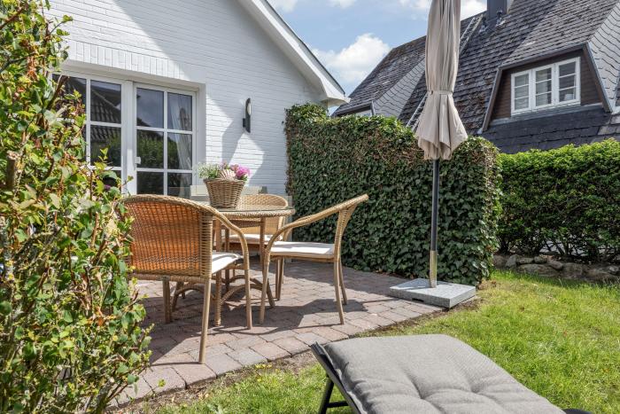 Appartement-Vermietung Bals - Haus Agi - Friesische Straße 48 | Sylt | Westerland, Freistehendes Haus für 4 Personen mit 2 Schlafzimmer, 1 Badezimmer, Gäste WC, ca. 83 m2, Grundstück ca. 400 m2