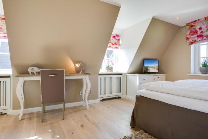 Appartement-Vermietung Bals - Residenz am Hochkamp - Hochkamp 6a | Haus Gröde | Sylt | Wenningstedt, Reetdachhaus für 6 Personen mit 3 Schlafzimmer, 2 Badezimmer, Gäste WC, ca. 149 m2, Grundstück ca. 800 m2