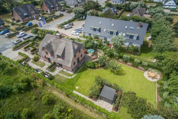 Appartement-Vermietung Bals - Residenz am Hochkamp - Hochkamp 6a | Haus Gröde | Sylt | Wenningstedt, Reetdachhaus für 6 Personen mit 3 Schlafzimmer, 2 Badezimmer, Gäste WC, ca. 149 m2, Grundstück ca. 800 m2