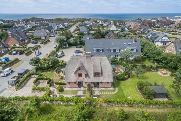 Appartement-Vermietung Bals - Residenz am Hochkamp - Hochkamp 6a | Haus Gröde | Sylt | Wenningstedt, Reetdachhaus für 6 Personen mit 3 Schlafzimmer, 2 Badezimmer, Gäste WC, ca. 149 m2, Grundstück ca. 800 m2