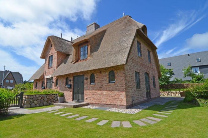 Appartement-Vermietung Bals - Residenz am Hochkamp - Hochkamp 6a | Haus Gröde | Sylt | Wenningstedt, Reetdachhaus für 6 Personen mit 3 Schlafzimmer, 2 Badezimmer, Gäste WC, ca. 149 m2, Grundstück ca. 800 m2