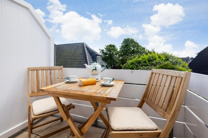 Appartement-Vermietung Bals - Romantikhaus Rosenhüs - Rosenweg 10 | 2 Syltrose | Sylt | Westerland, 2-Zimmer-OG-Wohnung  | Maisonette für 2 Personen mit 1 Schlafzimmer, 1 Badezimmer, ca. 35 m2