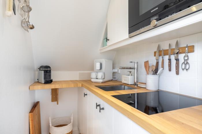 Appartement-Vermietung Bals - Romantikhaus Rosenhüs - Rosenweg 10 | 2 Syltrose | Sylt | Westerland, 2-Zimmer-OG-Wohnung  | Maisonette für 2 Personen mit 1 Schlafzimmer, 1 Badezimmer, ca. 35 m2