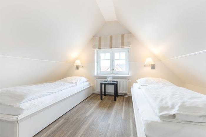 Appartement-Vermietung Bals -  - Nordhedig 5d | Sylt | Westerland, Hausteil für 5 Personen mit 3 Schlafzimmer, 2 Badezimmer, ca. 101 m2, Grundstück ca. 190 m2
