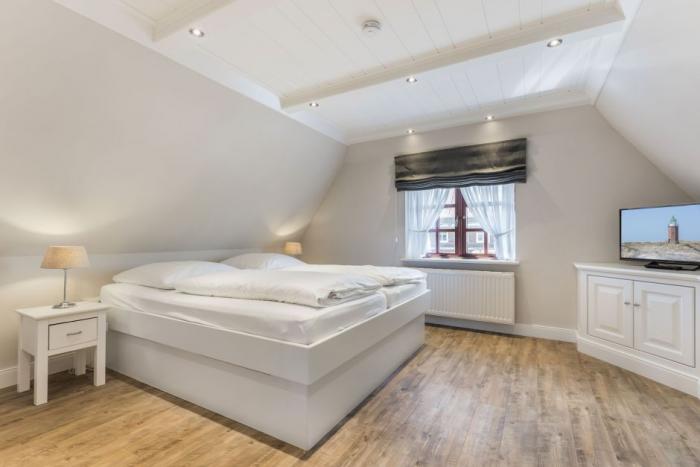 Appartement-Vermietung Bals - Friesenhaus Min Hüs - Zwischen den Hedigen 16 | Sylt | Westerland, Freistehendes Reetdachhaus für 4 Personen mit 2 Schlafzimmer, 1 Badezimmer, Gäste WC, ca. 100 m2, Garage, Grundstück ca. 600 m2