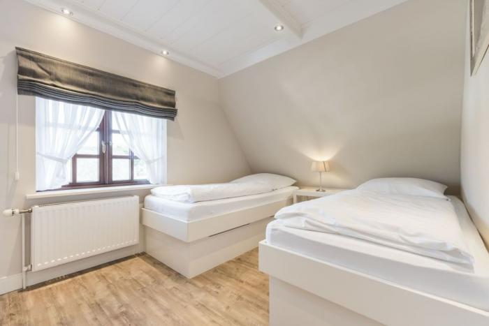 Appartement-Vermietung Bals - Friesenhaus Min Hüs - Zwischen den Hedigen 16 | Sylt | Westerland, Freistehendes Reetdachhaus für 4 Personen mit 2 Schlafzimmer, 1 Badezimmer, Gäste WC, ca. 100 m2, Garage, Grundstück ca. 600 m2