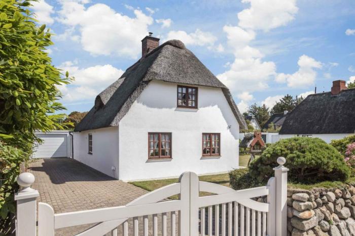 Appartement-Vermietung Bals - Friesenhaus Min Hüs - Zwischen den Hedigen 16 | Sylt | Westerland, Freistehendes Reetdachhaus für 4 Personen mit 2 Schlafzimmer, 1 Badezimmer, Gäste WC, ca. 100 m2, Garage, Grundstück ca. 600 m2