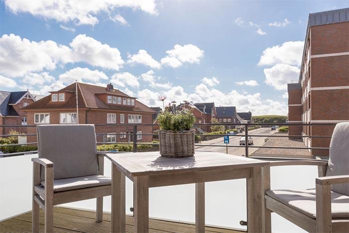 Appartement-Vermietung Bals - Villa Strauch - Elisabethstraße 17 | Wohnung 1.3 | Sylt | Westerland, 2-Zimmer-OG-Wohnung für 2 Personen mit 1 Schlafzimmer, 1 Badezimmer, ca. 52 m2, Garage, Fahrstuhl im Haus