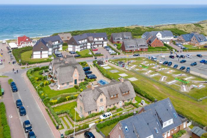 Appartement-Vermietung Bals - Friesenhaus Lorena - Strandstraße 22a | Sylt | Wenningstedt, Reetdachhaus für 7 Personen mit 4 Schlafzimmer, 4 Badezimmer, Gäste WC, ca. 155 m2