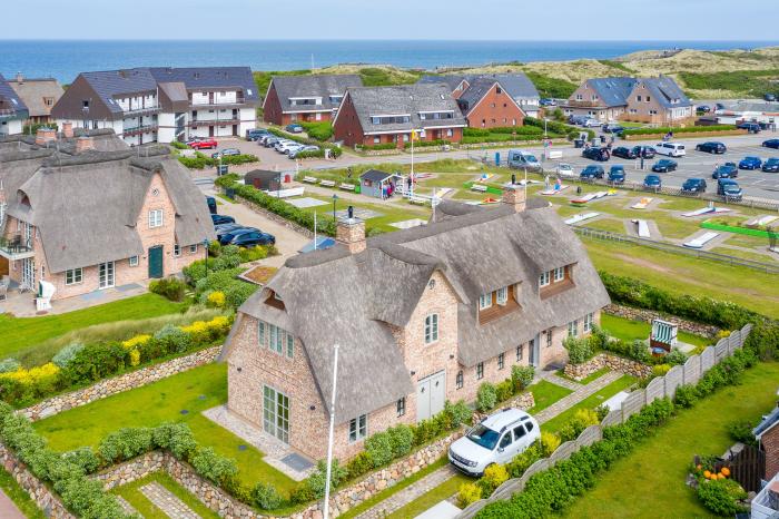 Appartement-Vermietung Bals - Friesenhaus Lorena - Strandstraße 22a | Sylt | Wenningstedt, Reetdachhaus für 7 Personen mit 4 Schlafzimmer, 4 Badezimmer, Gäste WC, ca. 155 m2