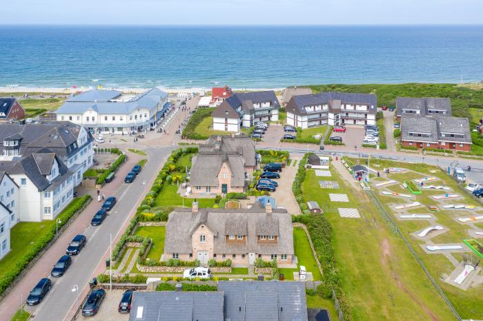 Appartement-Vermietung Bals - Friesenhaus Lorena - Strandstraße 22a | Sylt | Wenningstedt, Reetdachhaus für 7 Personen mit 4 Schlafzimmer, 4 Badezimmer, Gäste WC, ca. 155 m2