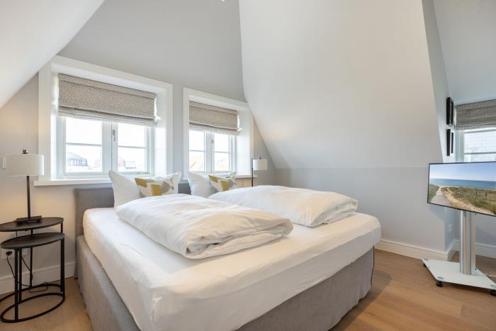 Appartement-Vermietung Bals - Friesenhaus Lavinia - Strandstraße 22b | Sylt | Wenningstedt, Reetdachhaus für 7 Personen mit 4 Schlafzimmer, 4 Badezimmer, Gäste WC, ca. 155 m2