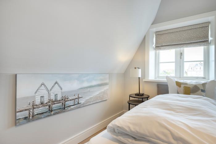 Appartement-Vermietung Bals - Friesenhaus Lavinia - Strandstraße 22b | Sylt | Wenningstedt, Reetdachhaus für 7 Personen mit 4 Schlafzimmer, 4 Badezimmer, Gäste WC, ca. 155 m2