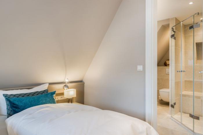 Appartement-Vermietung Bals - Friesenhaus Meerlust - Strandstraße 24 | 3 | Sylt | Wenningstedt, Hausteil unter Reet für 6 Personen mit 3 Schlafzimmer, 5 Badezimmer, Gäste WC, ca. 170 m2