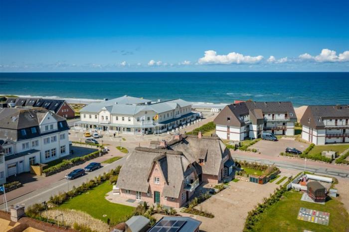 Appartement-Vermietung Bals - Friesenhaus Meerlust - Strandstraße 24 | 3 | Sylt | Wenningstedt, Hausteil unter Reet für 6 Personen mit 3 Schlafzimmer, 5 Badezimmer, Gäste WC, ca. 170 m2