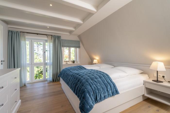 Appartement-Vermietung Bals - Friesenhaus Meerzeit - Am Denghoog 3d | 1 | Sylt | Wenningstedt, Hausteil unter Reet für 8 Personen mit 4 Schlafzimmer, 5 Badezimmer, Gäste WC, ca. 196 m2