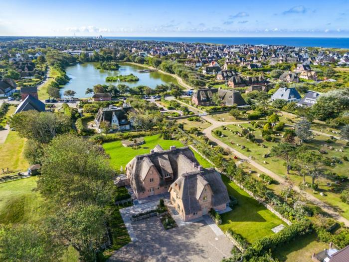 Appartement-Vermietung Bals - Friesenhaus Meerzeit - Am Denghoog 3d | 1 | Sylt | Wenningstedt, Hausteil unter Reet für 8 Personen mit 4 Schlafzimmer, 5 Badezimmer, Gäste WC, ca. 196 m2