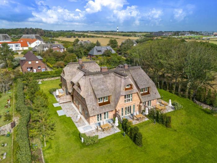 Appartement-Vermietung Bals - Friesenhaus Meerzeit - Am Denghoog 3d | 1 | Sylt | Wenningstedt, Hausteil unter Reet für 8 Personen mit 4 Schlafzimmer, 5 Badezimmer, Gäste WC, ca. 196 m2