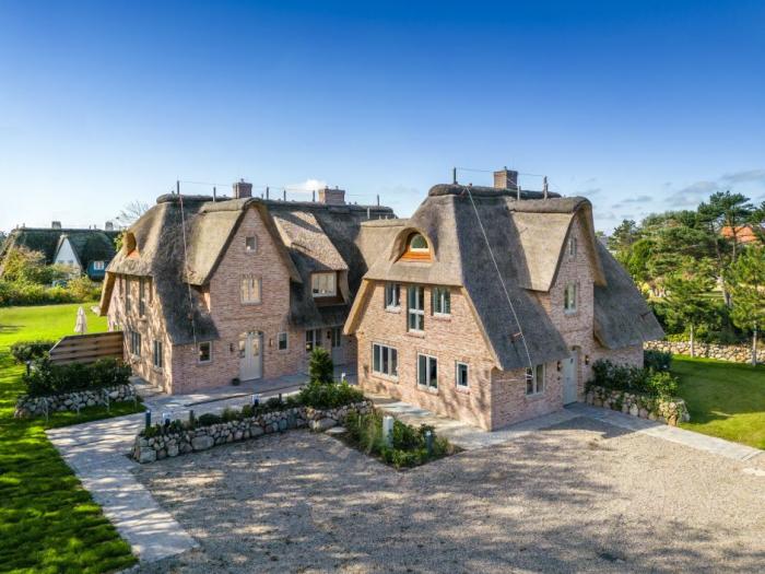 Appartement-Vermietung Bals - Friesenhaus Meerzeit - Am Denghoog 3d | 1 | Sylt | Wenningstedt, Hausteil unter Reet für 8 Personen mit 4 Schlafzimmer, 5 Badezimmer, Gäste WC, ca. 196 m2