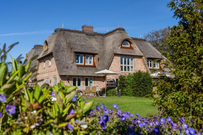 Appartement-Vermietung Bals - Friesenhaus Meerzeit - Am Denghoog 3b | 3 | Sylt | Wenningstedt, Hausteil unter Reet für 6 Personen mit 3 Schlafzimmer, 3 Badezimmer, ca. 154 m2