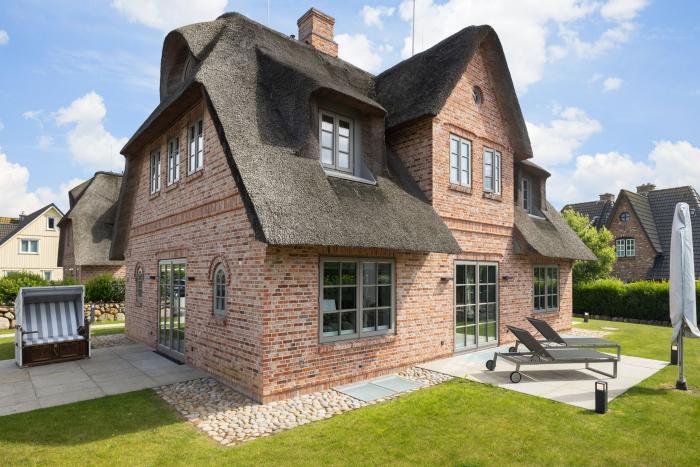 Appartement-Vermietung Bals - Spuren im Sand - Braderuper Straße 8 | Sylt | Wenningstedt, Freistehendes Reetdachhaus für 8 Personen mit 4 Schlafzimmer, 3 Badezimmer, Gäste WC, ca. 240 m2