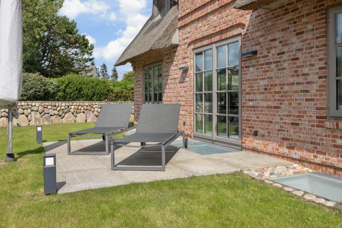 Appartement-Vermietung Bals - Spuren im Sand - Braderuper Straße 8 | Sylt | Wenningstedt, Freistehendes Reetdachhaus für 8 Personen mit 4 Schlafzimmer, 3 Badezimmer, Gäste WC, ca. 240 m2