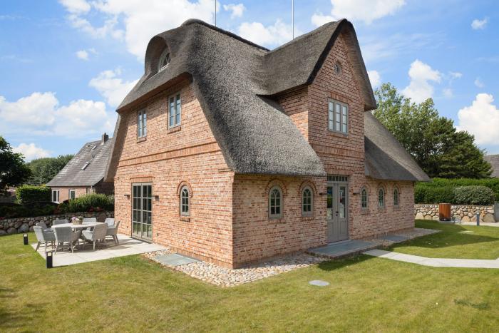 Appartement-Vermietung Bals - Spuren im Sand - Braderuper Straße 8 | Sylt | Wenningstedt, Freistehendes Reetdachhaus für 8 Personen mit 4 Schlafzimmer, 3 Badezimmer, Gäste WC, ca. 240 m2