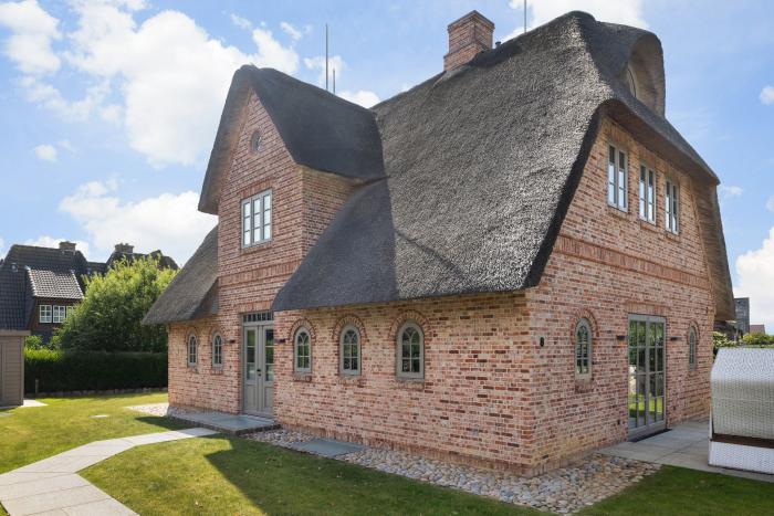 Appartement-Vermietung Bals - Spuren im Sand - Braderuper Straße 8 | Sylt | Wenningstedt, Freistehendes Reetdachhaus für 8 Personen mit 4 Schlafzimmer, 3 Badezimmer, Gäste WC, ca. 240 m2
