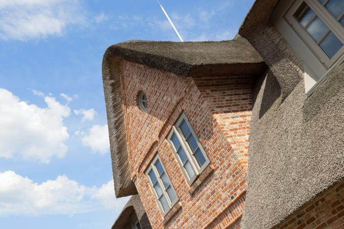 Appartement-Vermietung Bals - Spuren im Sand - Braderuper Straße 8 | Sylt | Wenningstedt, Freistehendes Reetdachhaus für 8 Personen mit 4 Schlafzimmer, 3 Badezimmer, Gäste WC, ca. 240 m2