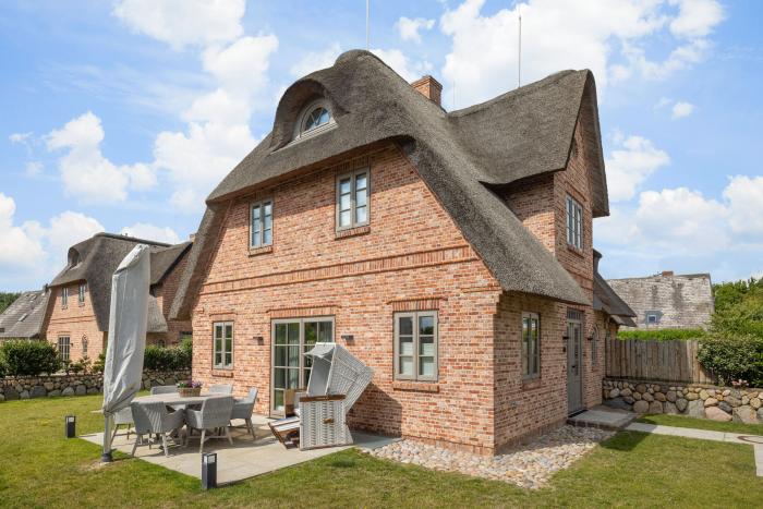 Appartement-Vermietung Bals - Beachvibes - Braderuper Straße 8b | Sylt | Wenningstedt, Reetdachhaus für 6 Personen mit 4 Schlafzimmer, 3 Badezimmer, Gäste WC, ca. 153 m2