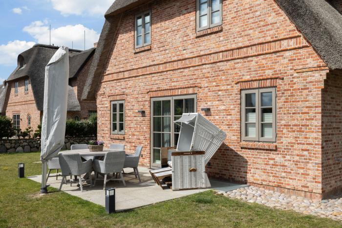 Appartement-Vermietung Bals - Beachvibes - Braderuper Straße 8b | Sylt | Wenningstedt, Reetdachhaus für 6 Personen mit 4 Schlafzimmer, 3 Badezimmer, Gäste WC, ca. 153 m2
