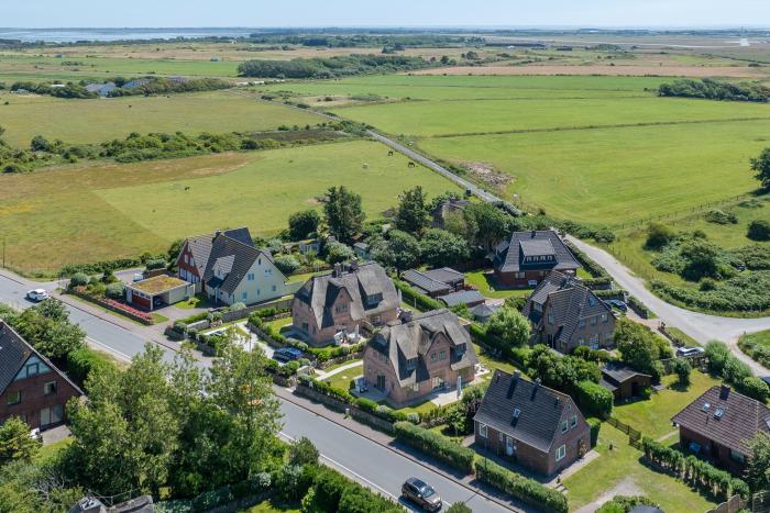 Appartement-Vermietung Bals - Beachvibes - Braderuper Straße 8b | Sylt | Wenningstedt, Reetdachhaus für 6 Personen mit 4 Schlafzimmer, 3 Badezimmer, Gäste WC, ca. 153 m2