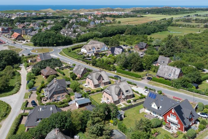 Appartement-Vermietung Bals - Beachvibes - Braderuper Straße 8b | Sylt | Wenningstedt, Reetdachhaus für 6 Personen mit 4 Schlafzimmer, 3 Badezimmer, Gäste WC, ca. 153 m2