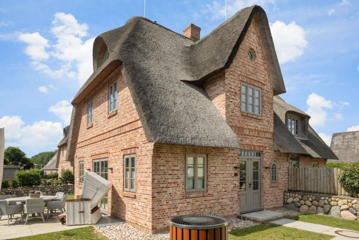 Appartement-Vermietung Bals - Beachvibes - Braderuper Straße 8b | Sylt | Wenningstedt, Reetdachhaus für 6 Personen mit 4 Schlafzimmer, 3 Badezimmer, Gäste WC, ca. 153 m2