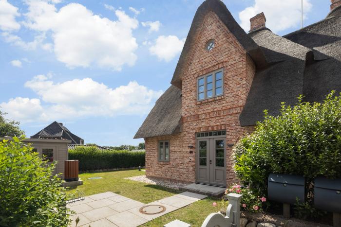 Appartement-Vermietung Bals - Beachvibes - Braderuper Straße 8b | Sylt | Wenningstedt, Reetdachhaus für 6 Personen mit 4 Schlafzimmer, 3 Badezimmer, Gäste WC, ca. 153 m2