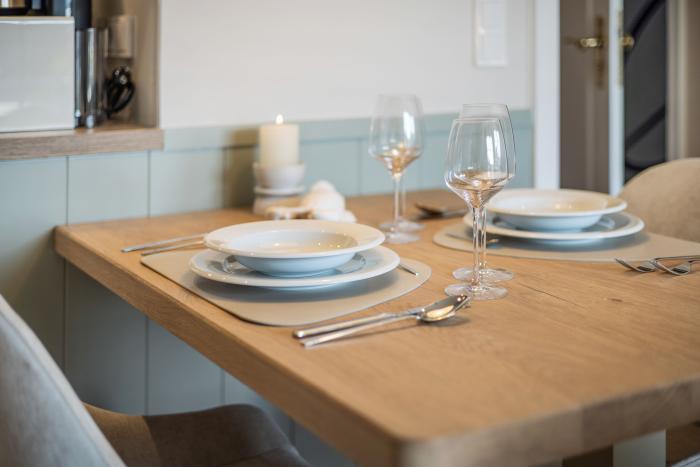 Appartement-Vermietung Bals - Haus Frisia - Mittelweg 13k | Wohnung 12 | Sylt | Wenningstedt, 2-Zimmer-OG-Wohnung  | Maisonette für 2 Personen mit 1 Schlafzimmer, 1 Badezimmer, ca. 56 m2