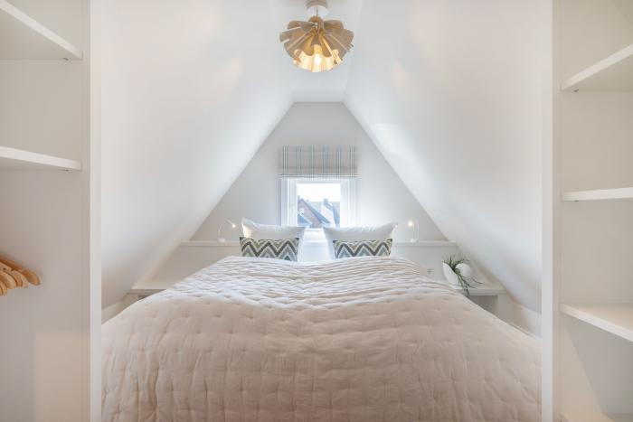 Appartement-Vermietung Bals - Haus Frisia - Mittelweg 13k | Wohnung 12 | Sylt | Wenningstedt, 2-Zimmer-OG-Wohnung  | Maisonette für 2 Personen mit 1 Schlafzimmer, 1 Badezimmer, ca. 56 m2