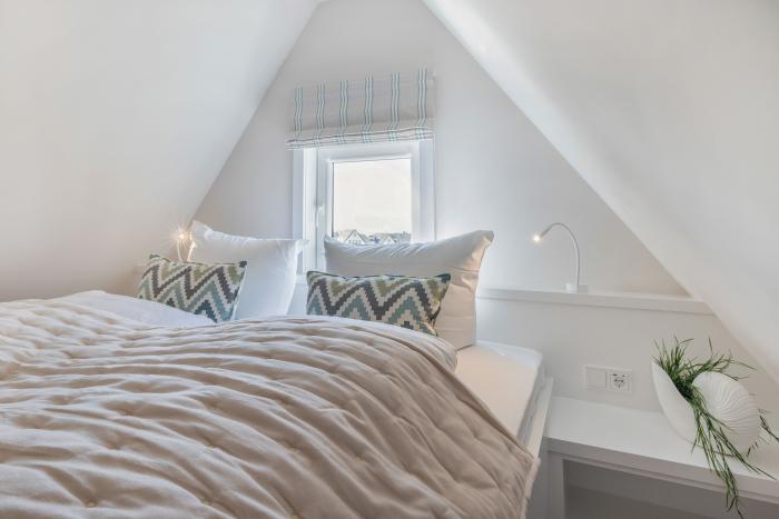 Appartement-Vermietung Bals - Haus Frisia - Mittelweg 13k | Wohnung 12 | Sylt | Wenningstedt, 2-Zimmer-OG-Wohnung  | Maisonette für 2 Personen mit 1 Schlafzimmer, 1 Badezimmer, ca. 56 m2