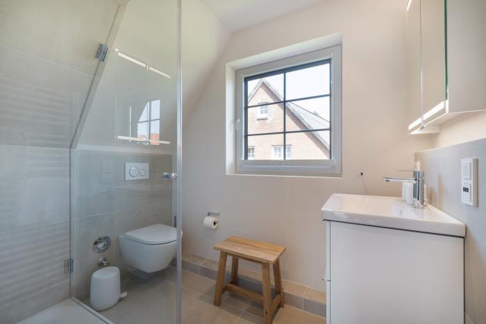 Appartement-Vermietung Bals - Haus Frisia - Mittelweg 13k | Wohnung 12 | Sylt | Wenningstedt, 2-Zimmer-OG-Wohnung  | Maisonette für 2 Personen mit 1 Schlafzimmer, 1 Badezimmer, ca. 56 m2