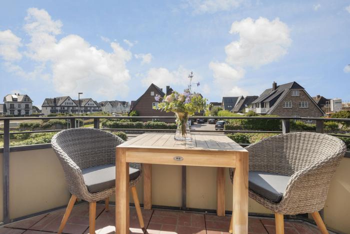 Appartement-Vermietung Bals - Haus Frisia - Mittelweg 13k | Wohnung 12 | Sylt | Wenningstedt, 2-Zimmer-OG-Wohnung  | Maisonette für 2 Personen mit 1 Schlafzimmer, 1 Badezimmer, ca. 56 m2