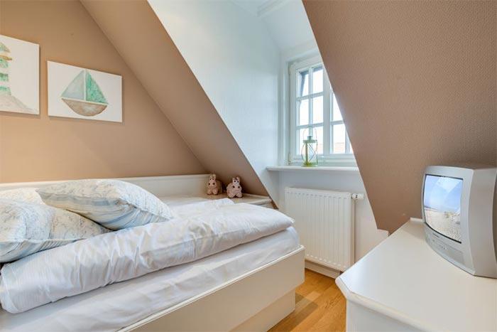 Appartement-Vermietung Bals - Haus Constantin - Osterweg 6c | 3 Wattvogel | Sylt | Wenningstedt, 3-Zimmer-OG-Wohnung  | Maisonette für 3 Personen mit 2 Schlafzimmer, 1 Badezimmer, ca. 60 m2