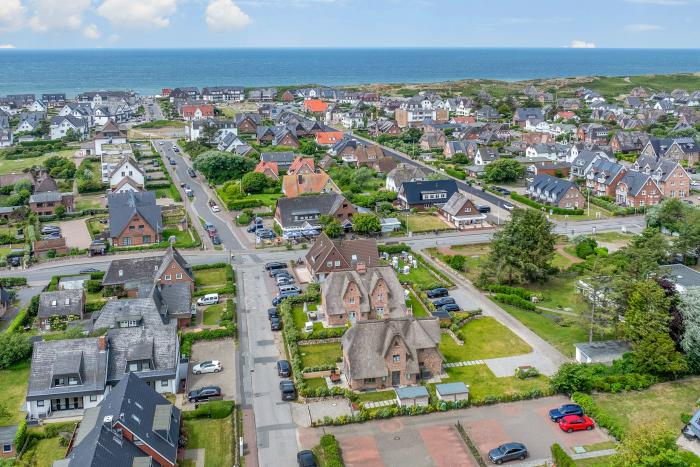 Appartement-Vermietung Bals - Reethüs - Westerlandstraße 11b Lee | Sylt | Wenningstedt, Reetdachhaus für 4 Personen mit 2 Schlafzimmer, 3 Badezimmer, Gäste WC, ca. 150 m2