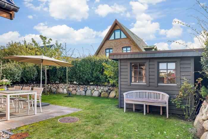 Appartement-Vermietung Bals -  - Westerlandstraße 13b | Sylt | Wenningstedt, Doppelhaushälfte für 6 Personen mit 3 Schlafzimmer, 3 Badezimmer, Gäste WC, ca. 170 m2