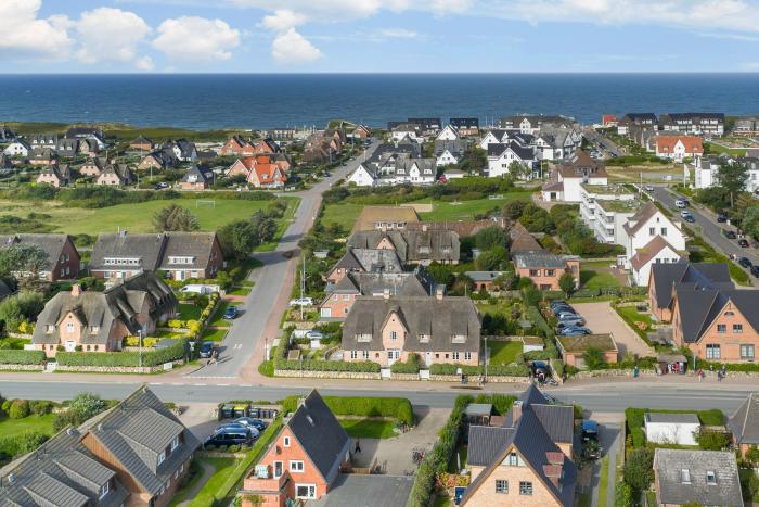 Appartement-Vermietung Bals -  - Westerlandstraße 12a | Sylt | Wenningstedt, Reetdachhaus für 7 Personen mit 4 Schlafzimmer, 4 Badezimmer, Gäste WC, ca. 180 m2