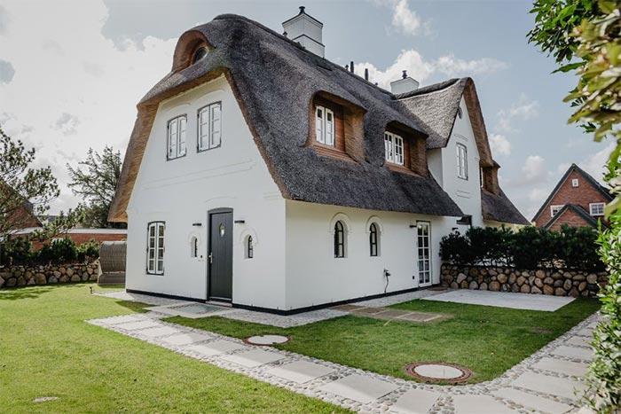 Appartement-Vermietung Bals - Haus Backbord - Westerlandstraße 31 b | Sylt | Wenningstedt, Reetdachhaus für 6 Personen mit 3 Schlafzimmer, 2 Badezimmer, Gäste WC, ca. 134 m2, Grundstück ca. 577 m2