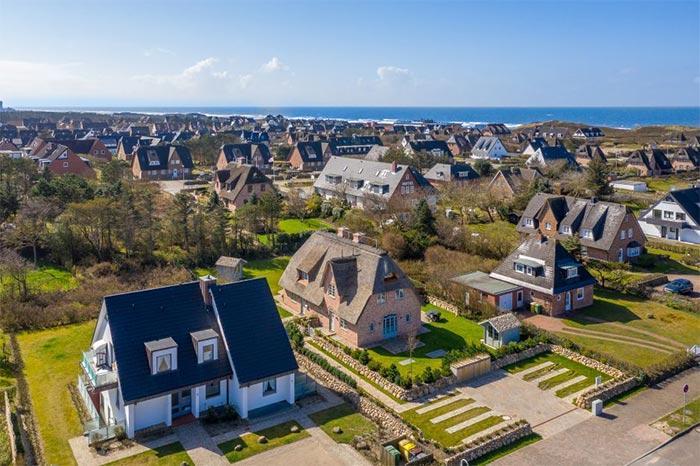 Appartement-Vermietung Bals -  - Horsatal 5a | Sylt | Wenningstedt, Reetdachhaus für 6 Personen mit 3 Schlafzimmer, 2 Badezimmer, Gäste WC, ca. 181 m2