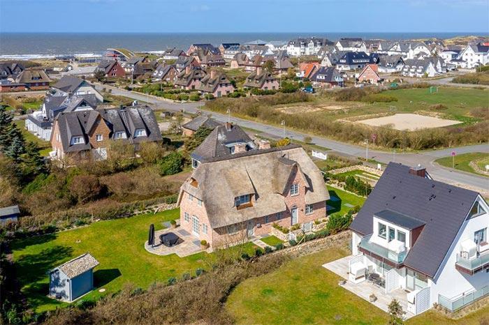 Appartement-Vermietung Bals -  - Horsatal 5a | Sylt | Wenningstedt, Reetdachhaus für 6 Personen mit 3 Schlafzimmer, 2 Badezimmer, Gäste WC, ca. 181 m2